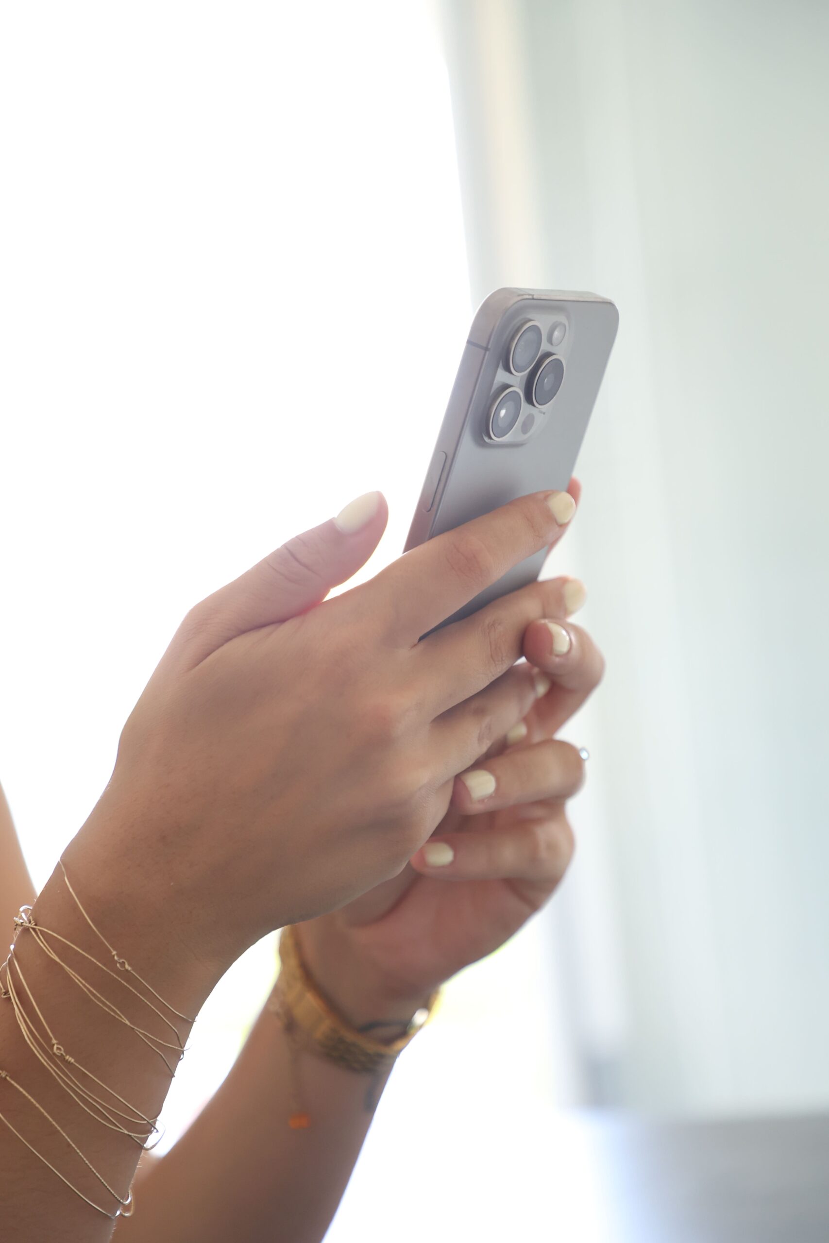 FV 8009 scaled Votre agence de communication familiale & engagée Kezacréation Votre marque porte votre mission, votre histoire. Elle crée du lien. Pour attirer vos clients de cœur, elle doit être visible. Mais pas à n’importe quel prix. Être reconnue, oui. Mais le branding sans âme, non merci. Chez KezaCréation, nous plantons les graines d’une identité durable pour les marques ambitieuses. Celles qu’on reconnaît. Celles qu’on ressent.