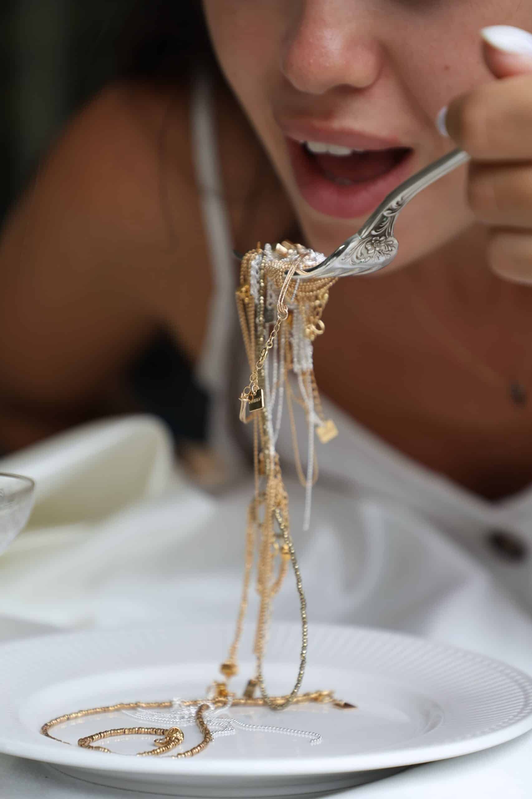 FV 7165 scaled Votre agence de communication familiale & engagée Kezacréation Votre marque porte votre mission, votre histoire. Elle crée du lien. Pour attirer vos clients de cœur, elle doit être visible. Mais pas à n’importe quel prix. Être reconnue, oui. Mais le branding sans âme, non merci. Chez KezaCréation, nous plantons les graines d’une identité durable pour les marques ambitieuses. Celles qu’on reconnaît. Celles qu’on ressent.