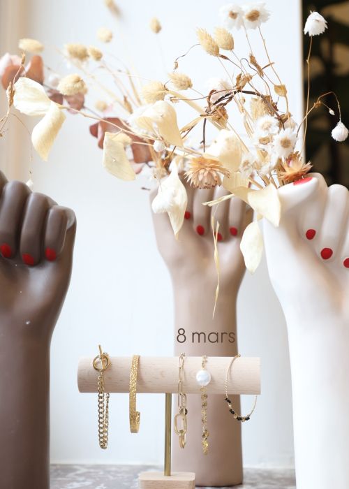 ig media video 17894837130420270 2d8e23a8 Votre agence de communication familiale & engagée Kezacréation Votre marque porte votre mission, votre histoire. Elle crée du lien. Pour attirer vos clients de cœur, elle doit être visible. Mais pas à n’importe quel prix. Être reconnue, oui. Mais le branding sans âme, non merci. Chez KezaCréation, nous plantons les graines d’une identité durable pour les marques ambitieuses. Celles qu’on reconnaît. Celles qu’on ressent.