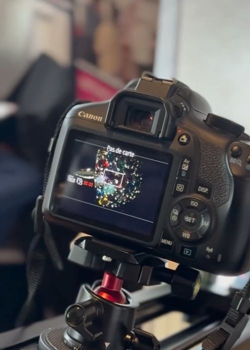 ig media video 18115271119717715 556c96a9 Votre agence de communication familiale & engagée Kezacréation Votre marque porte votre mission, votre histoire. Elle crée du lien. Pour attirer vos clients de cœur, elle doit être visible. Mais pas à n’importe quel prix. Être reconnue, oui. Mais le branding sans âme, non merci. Chez KezaCréation, nous plantons les graines d’une identité durable pour les marques ambitieuses. Celles qu’on reconnaît. Celles qu’on ressent.