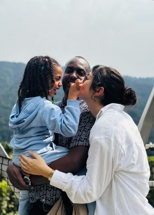 ig media video 17857753026582225 75e13bb6 Votre agence de communication familiale & engagée Kezacréation Votre marque porte votre mission, votre histoire. Elle crée du lien. Pour attirer vos clients de cœur, elle doit être visible. Mais pas à n’importe quel prix. Être reconnue, oui. Mais le branding sans âme, non merci. Chez KezaCréation, nous plantons les graines d’une identité durable pour les marques ambitieuses. Celles qu’on reconnaît. Celles qu’on ressent.