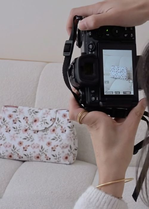 ig media video 18131235283825680 7b9fd99e Votre agence de communication familiale & engagée Kezacréation Votre marque porte votre mission, votre histoire. Elle crée du lien. Pour attirer vos clients de cœur, elle doit être visible. Mais pas à n’importe quel prix. Être reconnue, oui. Mais le branding sans âme, non merci. Chez KezaCréation, nous plantons les graines d’une identité durable pour les marques ambitieuses. Celles qu’on reconnaît. Celles qu’on ressent.