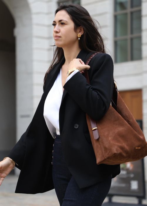 ig media video 18134864782501905 ab51baf2 Votre agence de communication familiale & engagée Kezacréation Votre marque porte votre mission, votre histoire. Elle crée du lien. Pour attirer vos clients de cœur, elle doit être visible. Mais pas à n’importe quel prix. Être reconnue, oui. Mais le branding sans âme, non merci. Chez KezaCréation, nous plantons les graines d’une identité durable pour les marques ambitieuses. Celles qu’on reconnaît. Celles qu’on ressent.