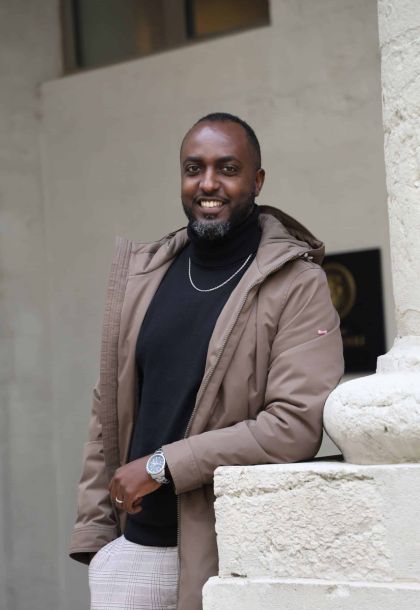 FV 1283 scaled e7ea920d Votre agence de communication familiale & engagée Kezacréation Votre marque porte votre mission, votre histoire. Elle crée du lien. Pour attirer vos clients de cœur, elle doit être visible. Mais pas à n’importe quel prix. Être reconnue, oui. Mais le branding sans âme, non merci. Chez KezaCréation, nous plantons les graines d’une identité durable pour les marques ambitieuses. Celles qu’on reconnaît. Celles qu’on ressent.